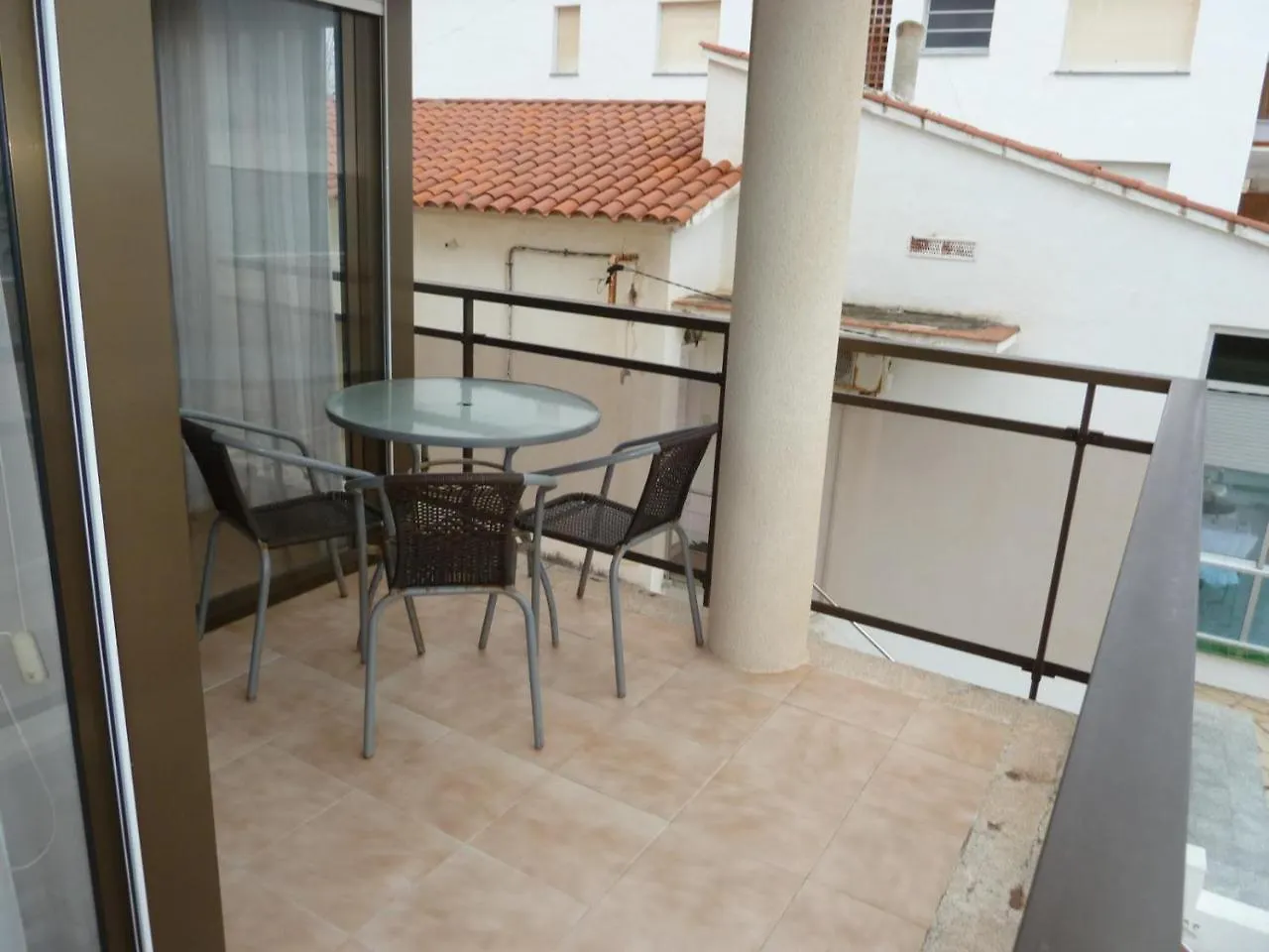 Villaservice - Sara El Vendrell 0*,